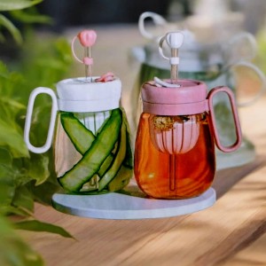 كوب زجاجي مع شلمونة ومصفاية